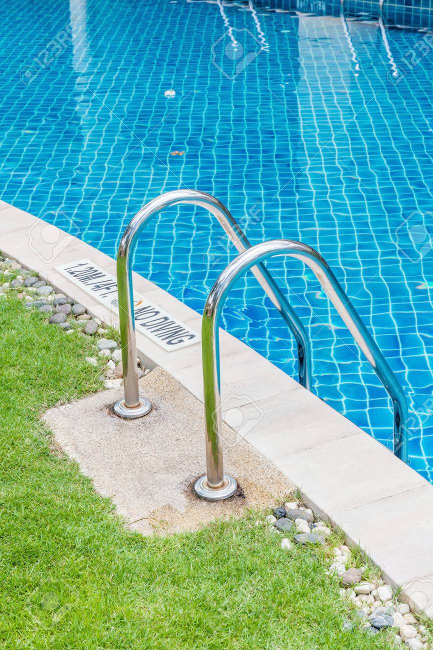 48051005 la escalera metálica para el uso de la entrada a la piscina 
