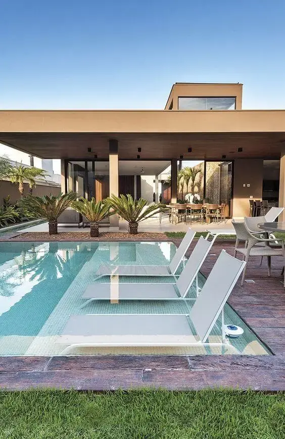 Coloque as espreguiçadeiras nas piscinas modernas para deixar o ambiente mais confortável Foto Revista Habitare