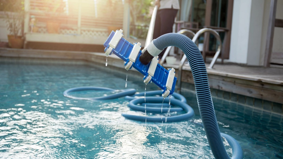 limpiafondos de piscina manual vs de bateria diferencias basicas