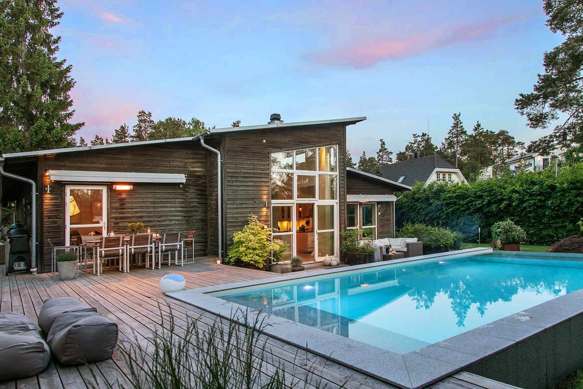 high walls house with pool 1